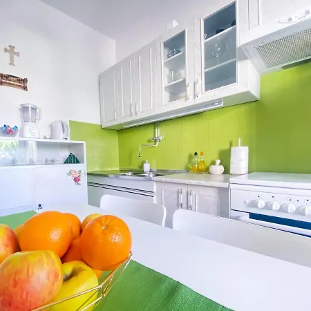 Melisa With Balcony & Free Parking Apartmán *