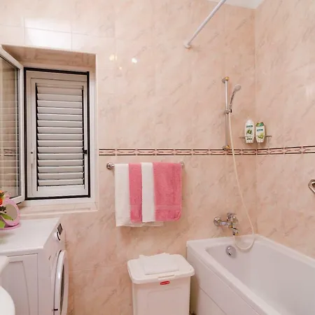 Melisa With Balcony & Free Parking