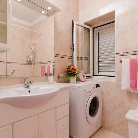 Apartmán Melisa With Balcony & Free Parking *