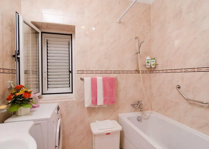 Melisa With Balcony & Free Parking