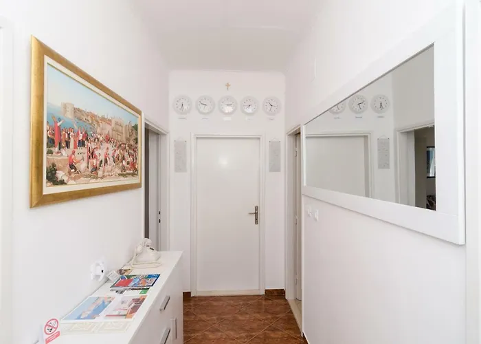 Melisa With Balcony & Free Parking Apartment *